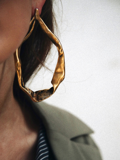 Oui aux maxi boucles d'oreilles aux allures d'oeuvres d'art !