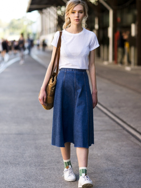 Jupe midi en jean + tee-shirt blanc + baskets = le bon mix