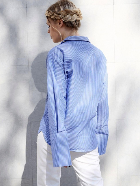 Plus le look se veut minimaliste, plus la coiffure peut se faire fminine