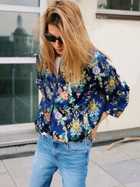 Associs  un jean et  un simple tee-shirt blanc, les imprims fleuris gagnent en impact