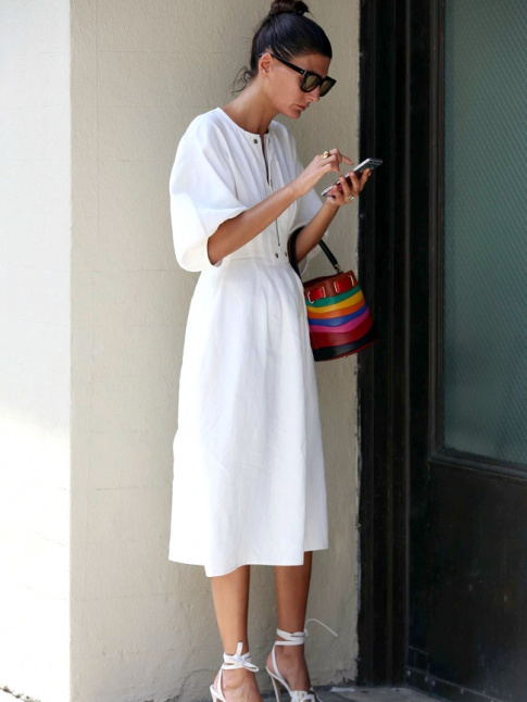 Rien de tel qu'un accessoire ultra color pour booster un total look blanc !
