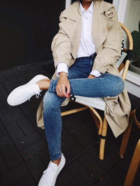 Baskets blanches + trench camel = le bon mix