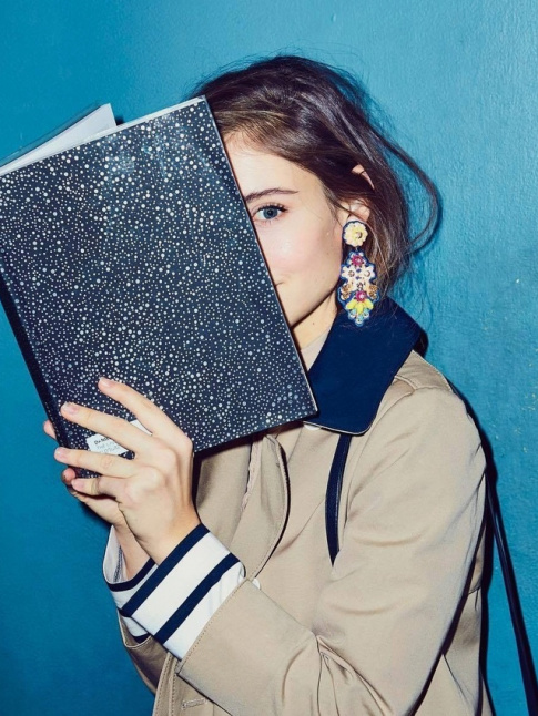 Toujours penser  associer une petite touche baroque  un look casual/classique...