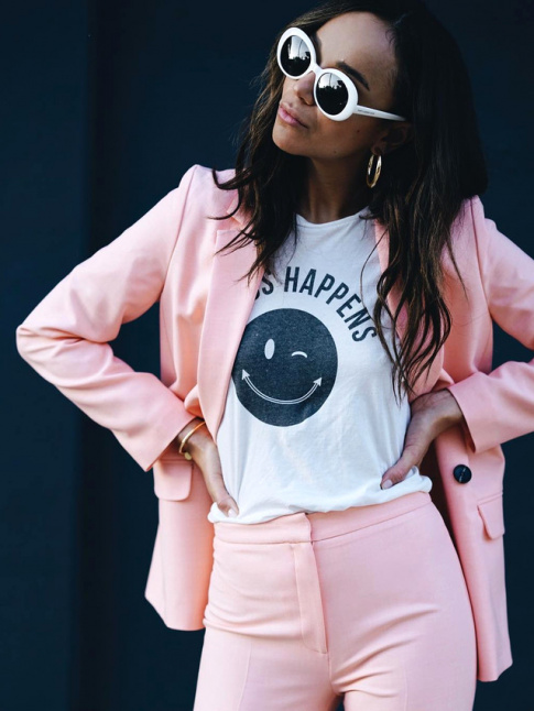 Pour twister un tailleur pantalon, le tee-shirt vintage n'a pas son pareil