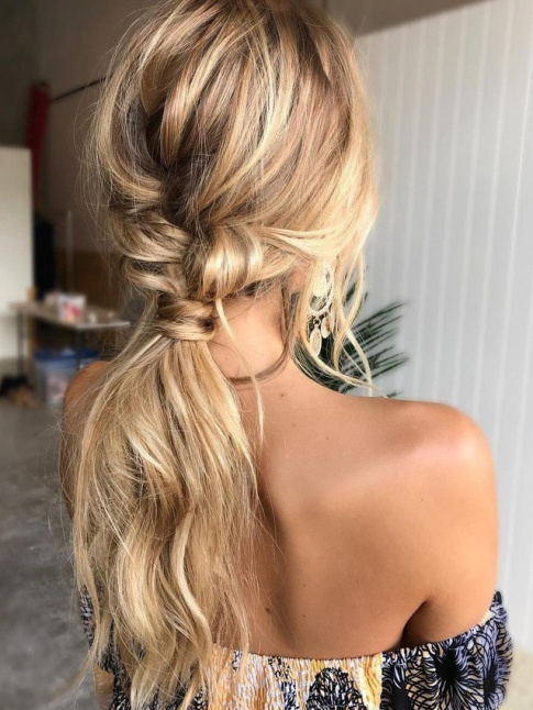 Ne jamais oublier de froisser une coiffure sophistique...