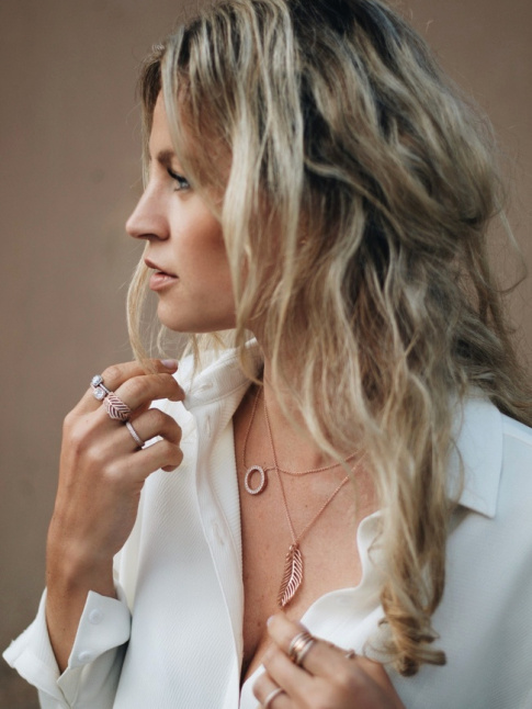 Une jolie chemise blanche et un effet coiff-dcoiff permettent souvent d'user et d'abuser des bijoux