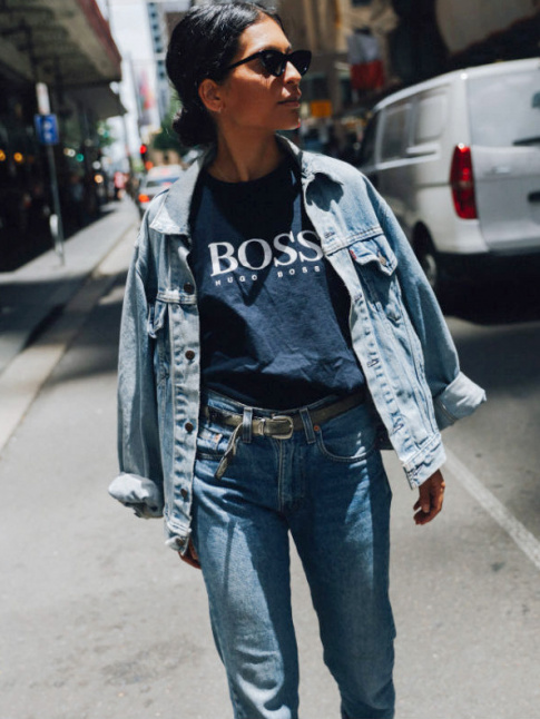 Ce printemps, on continue de plbisciter le duo denim sur denim en lui ajoutant une petite touche nineties