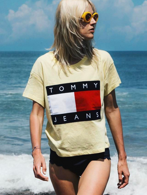 Lunettes de soleil rtro + tee-shirt  logo + bikini = le bon mix