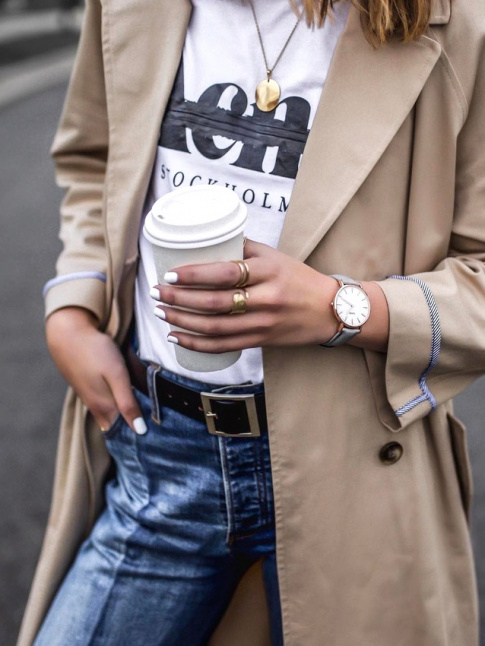  la fois chic et casual, le duo trench camel/tee-shirt fantaisie a encore une fois tout bon !