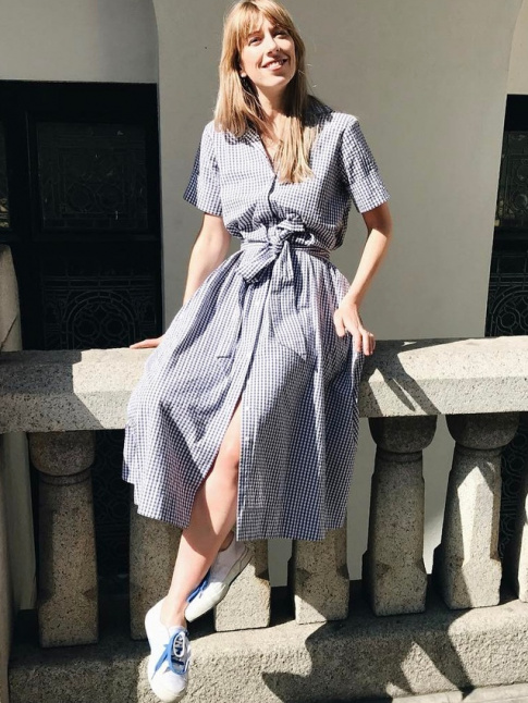 Portes avec des baskets blanches, les robes vichy gagnent indubitablement en modernit