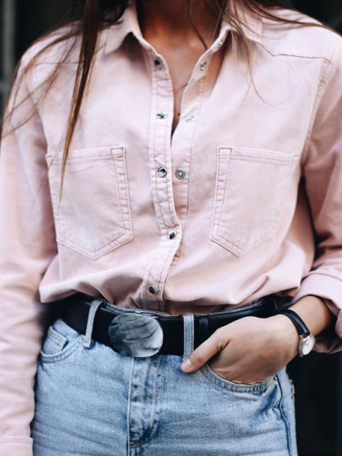 Oui  la chemise en jean rose ple  la saveur plus guimauve que cowboy !