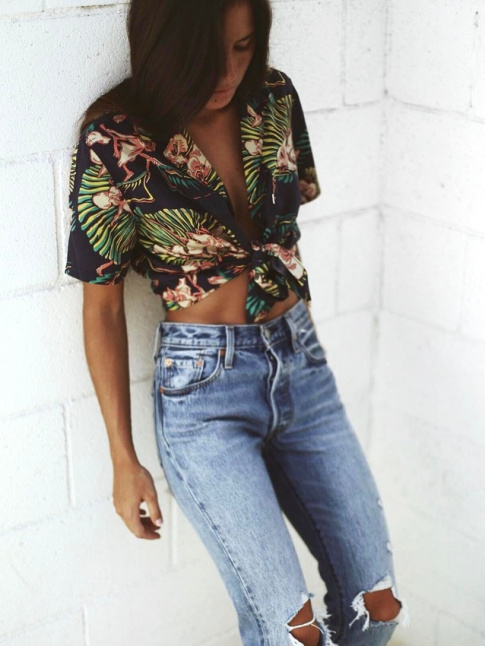Noue sur le devant, la chemise hawaenne peut vite se faire plus sexy que kitsch