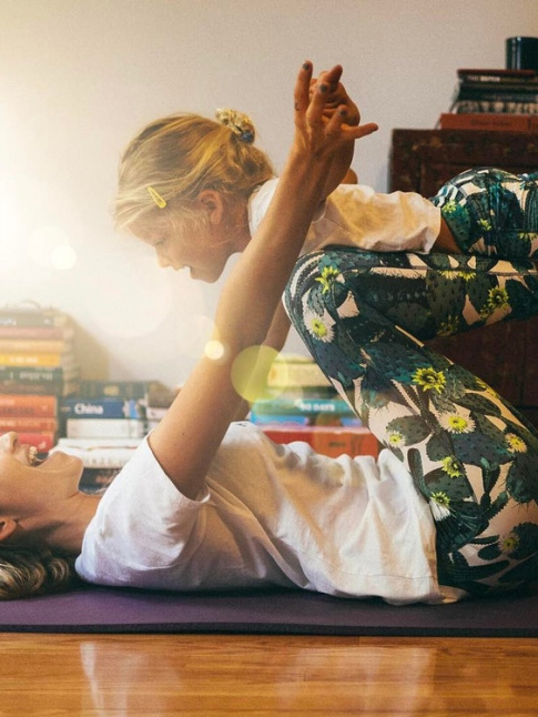 Le comble de la branchitude sur Instagram ? Coordonner son pantalon de yoga avec celui de sa fille !
