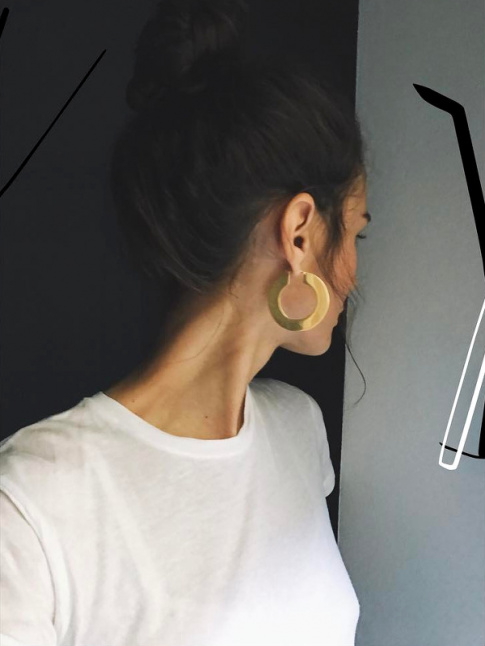 Maxi croles + tee-shirt blanc = le bon mix