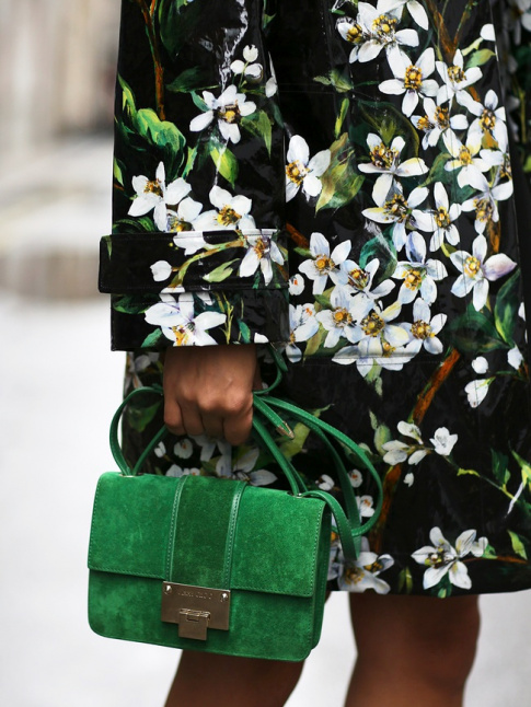 Oui au tlescopage entre imprim fleuri et mini volume monochrome !