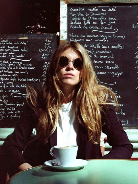 Entre dgaine seventies et maxi chocolat chaud, cette jeune femme a tout bon !