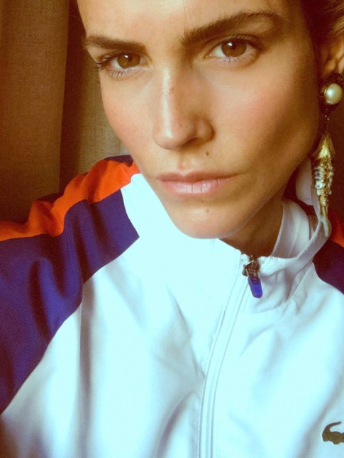 Veste sporty + boucles d'oreilles opulentes = le bon mix