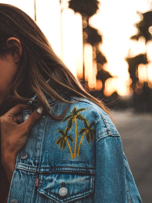Et si on s'amusait  confrer un twist tropical  nos vestes en jean ?