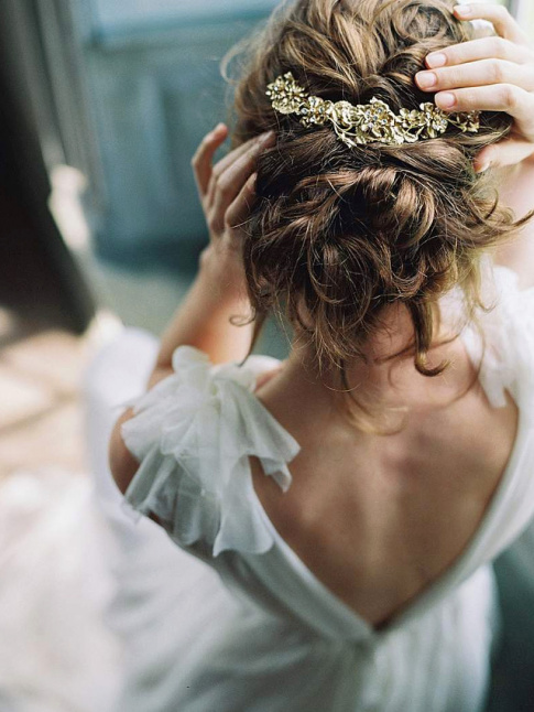 Robe de marie en mousseline + peigne dor + chignon flou = le bon mix