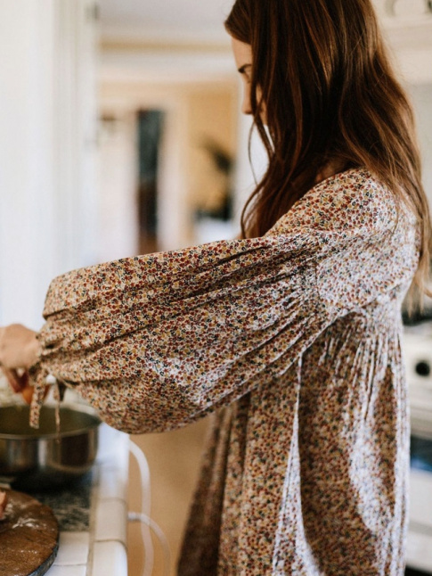 Avec ses manches bouffantes descendues et ses micro fleurettes, cette mini robe estivale a tout bon !