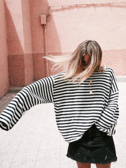 Pull ray oversize + mini jupe en jean + mix de mdailles  = le bon mix