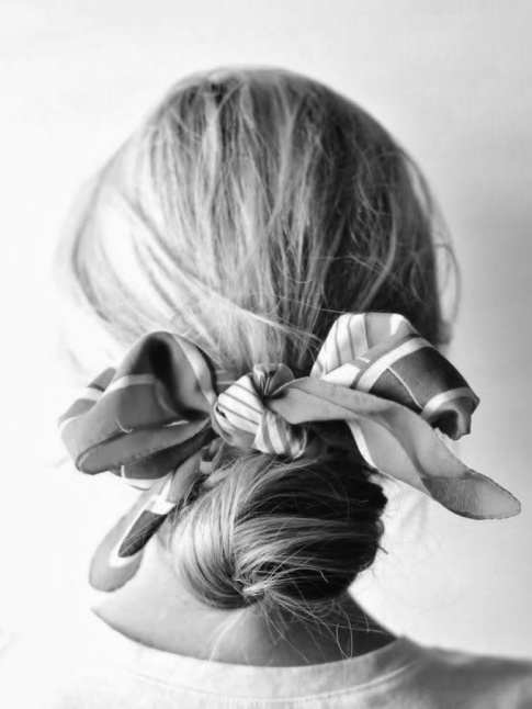 Rien de tel qu'un foulard pour twister un chignon !