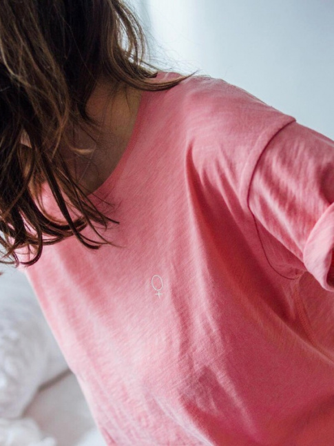 Oui au roulottage de manches de tee-shirt !