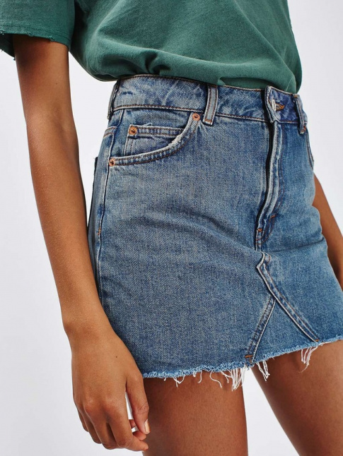Jupe en jean taille haute + tee-shirt un brin large = le bon mix