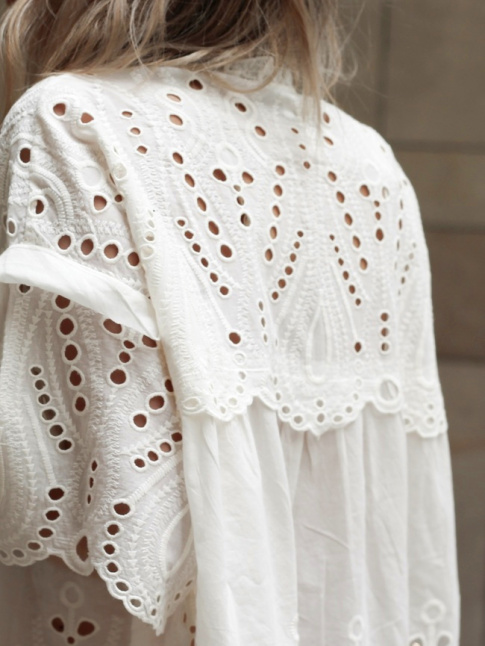 Difficile de rsister au charme de la broderie anglaise...
