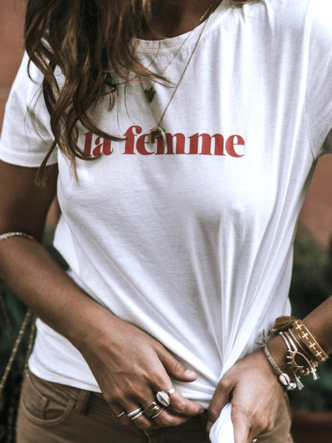Tee-shirt blanc + accumulation de bijoux bohmes + peau bronze = le bon mix