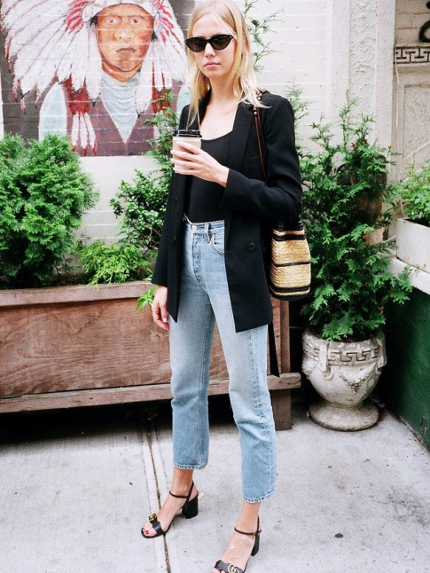 Accompagn de noir, le jean droit bleu clair 7/8 gagne en chic