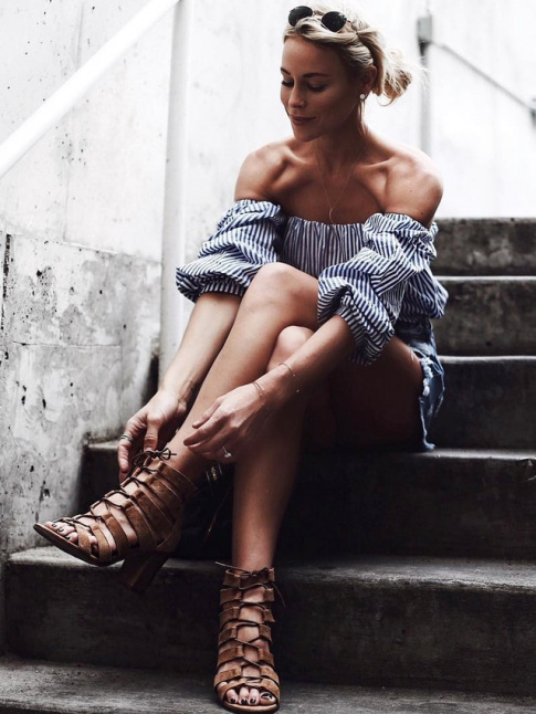 Blouse raye dnude sur les paules + sandales montantes = le bon mix