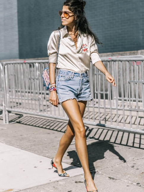 Une fois accompagn d'escarpins kitten heels, le short en jean gagne en allure