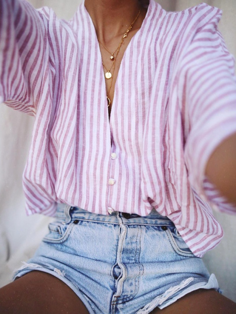 Blouse raye + accumulation de fines chanettes = le bon mix