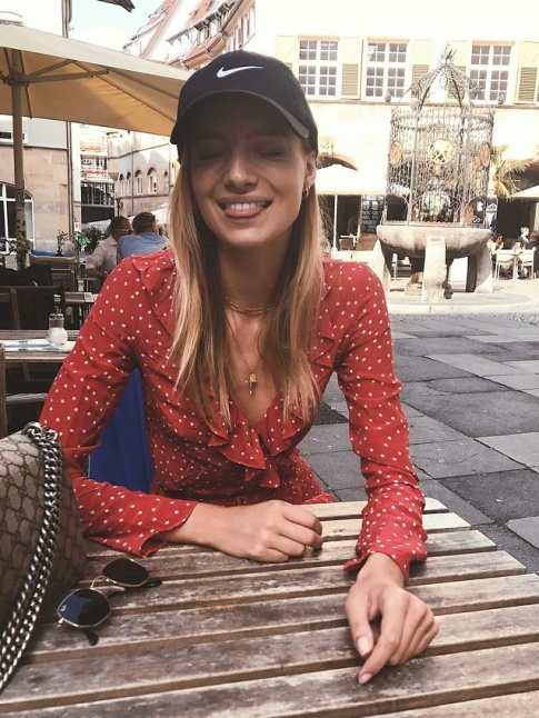 Petite robe girly/rtro + casquette sportswear = le bon mix