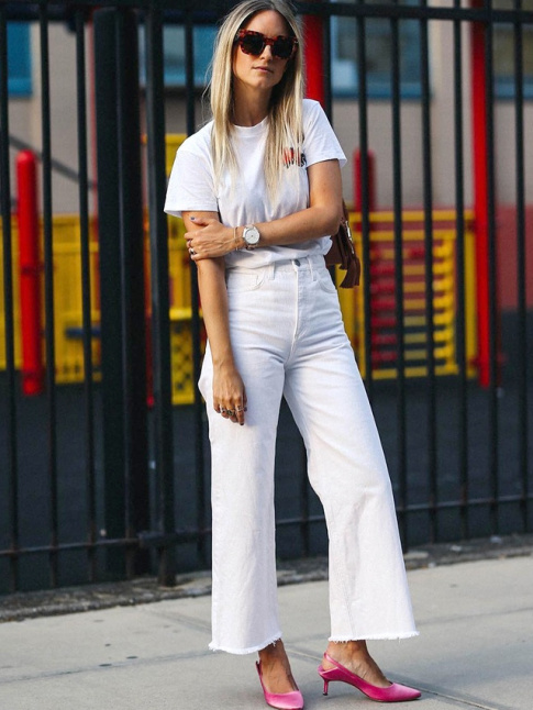 Rien de tel qu'une paire d'escarpins girly pour rhausser un total look blanc  la saveur casual trendy !