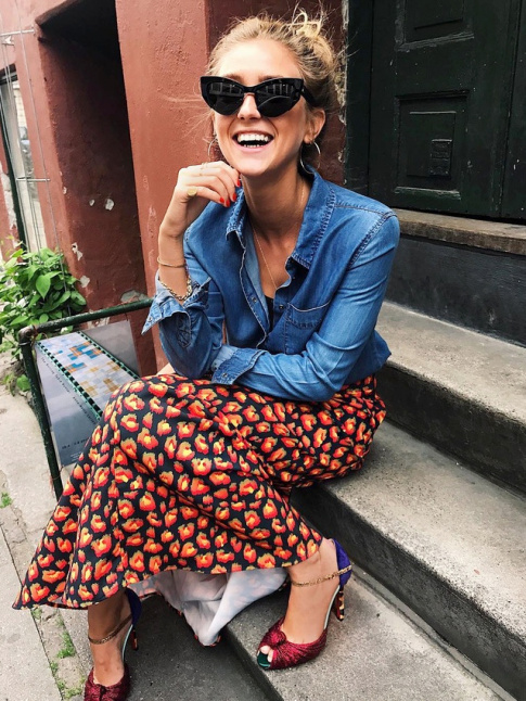 Jupe imprime sophistique + chemise en jean + clat de rire = le bon mix