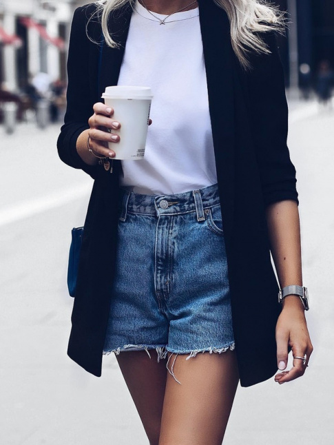 On ne se lasse pas du trio tee-shirt immacul/blazer long/short en jean !