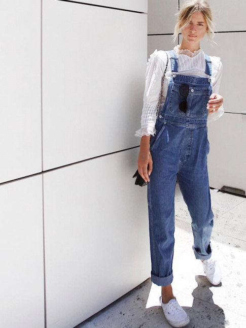 Blouse blanche en dentelle + salopette en jean = le bon mix