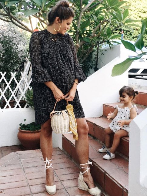 Mini robe ample + chignon haut + espadrilles + croles dores = une jolie tenue pour future maman