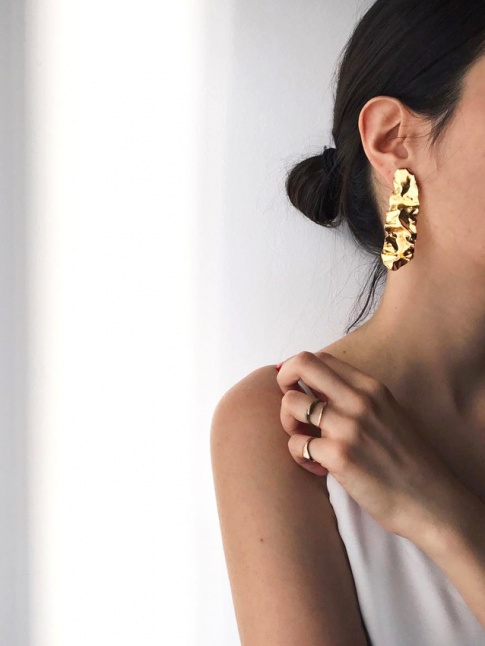 On ne se lasse pas des boucles d'oreilles dores aux allures d'oeuvre d'art contemporain !