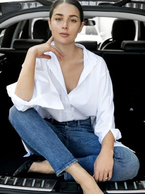 Classique et impeccable, le trio chemise blanche/jean/ballerines pointues va  l'essentiel