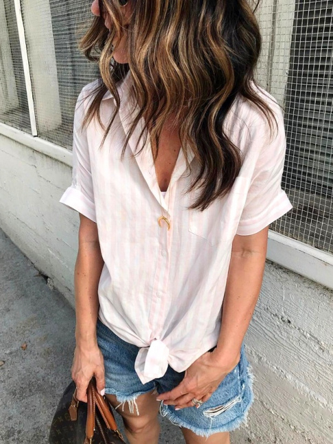 Rien de tel qu'une chemisette  rayures rose ple pour doper l'allure d'un simple short en jean