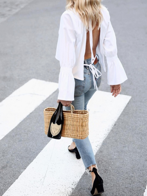 Blouse dos nu + jean coup court sur la cheville = le bon mix