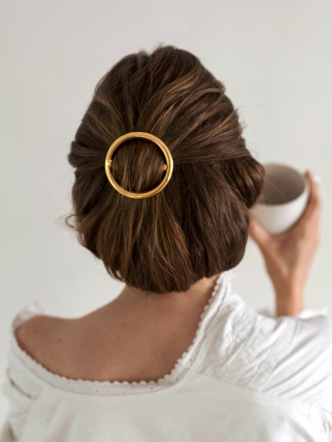 Rien de tel qu'une no-barrette pour twister une coiffure classique
