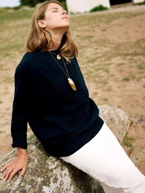 Look minimaliste + bijoux oversize dors = le bon mix