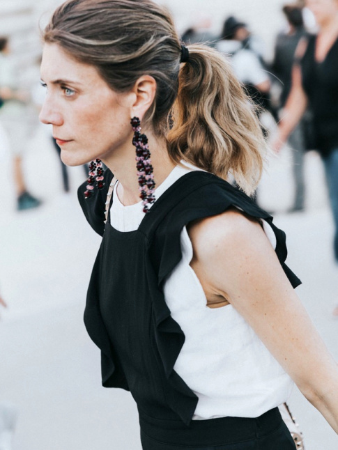 Cette saison, les boucles d'oreilles ultra longues et fantaisies volent la vedette  leurs consoeurs minimalistes