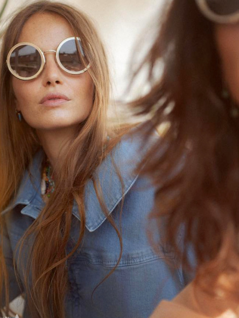 Lunettes rondes rtro + longs cheveux + pice en denim clair = le bon mix