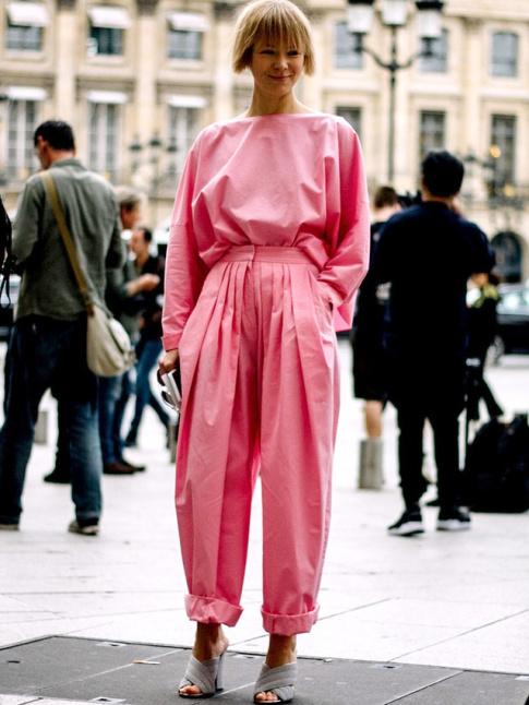 Pour ou contre le rose trait en mode minimaliste-oversize ?