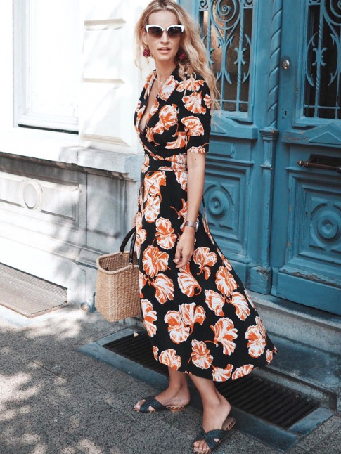 Mlant imprims tropicaux dompts et coupe portefeuille avantageuse, cette robe Ganni flirte avec le sans-faute